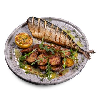 Запечена скумбрія з картоплею та грузинськими спеціями