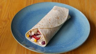 Drpito burrito + pomfrit+ gzirani sok ili voda