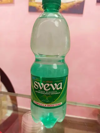 Acqua Leggermente Frizzante