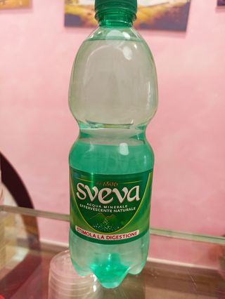 Acqua Leggermente Frizzante