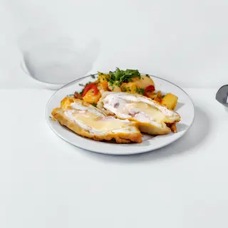 Rulou din piept de pui umplut cu cascaval si cartofi taranesti