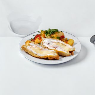 Rulou din piept de pui umplut cu cascaval si cartofi taranesti