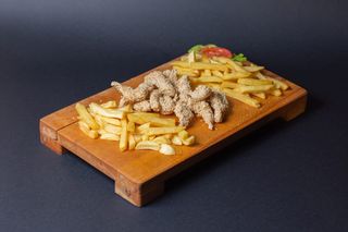 Sesame chicken fingers sa pomfritom