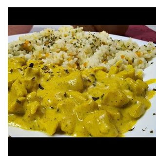 Piletina sa povrćem u curry sosu s rižom ili pireom