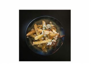 Cartofi proaspeți prăjiți cu brânză telemea și usturoi