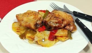 POLLO CON PATATAS A LO POBRE