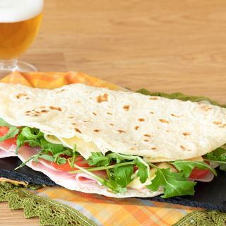  Piadina: Prosciutto crudo, mozzarella, rucola e scaglie di grana