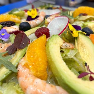 Ensalada Con Aguacate Y Gambas