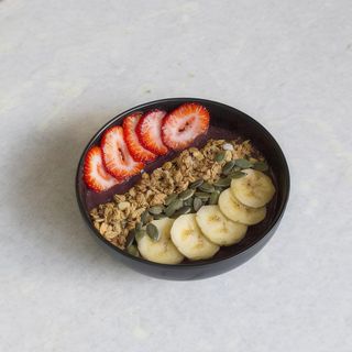 Acai con granola y fruta