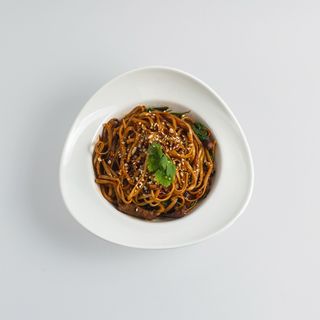 Локшина удон з телятиною кімчі та овочами