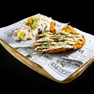 Șnițel în crustă crocantă și salată de cartofi - 450 gr 
