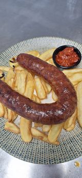 Пресен пушен суджук с пържени картофи и лютеница 400г.