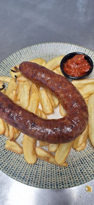 Пресен пушен суджук с пържени картофи и лютеница 400г.