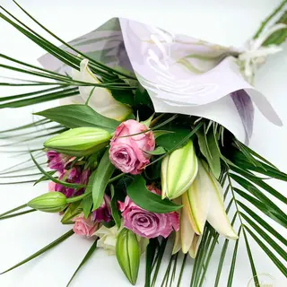 Buchet cu trandafiri și crini Lovely