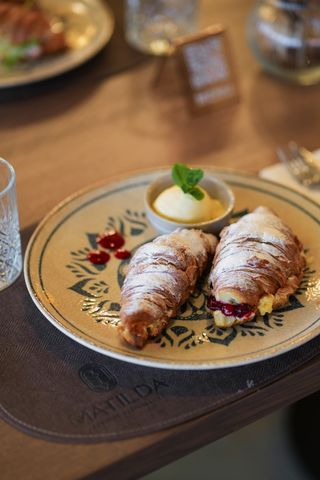Belgijski kroasan sa šumskim voćem i vanilla kremom