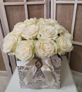 Aranjament floral cu 17 trandafiri albi.