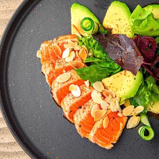 Salata cu somon si avocado