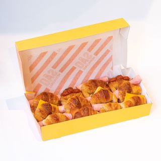 12 medialunas rellenas saladas