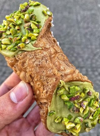 Cannolo con crema di pistacchio