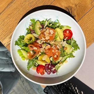 Салат із лососем, манго та  авокадо (280г)