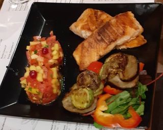 Somon la grătar cu salsa mango