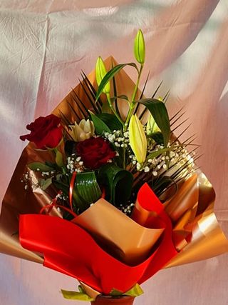 Buchet crin si 2 trandafiri rosii