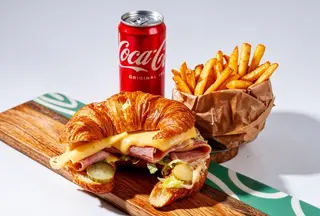 Francuz kroasan & pomfrit + Coca Cola 0.33l