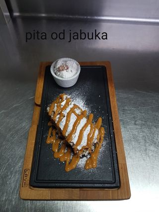 Pita sa jabukama u sosu od karamela