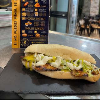 Bocadillo de pollo a la miel y mostaza