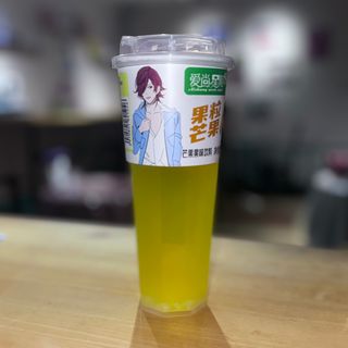 Фруктовый напиток с кусочками манго