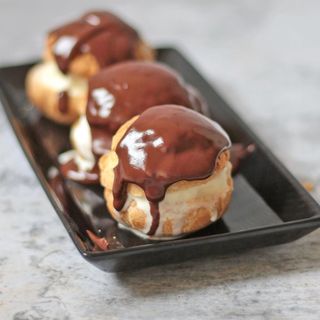  Profiteroles com Topping de Chocolate 