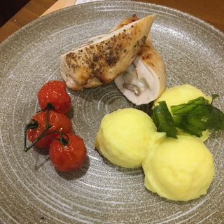 Пилешко филе, пълнено със сирене Бри, сушен домат и панчета (420г)