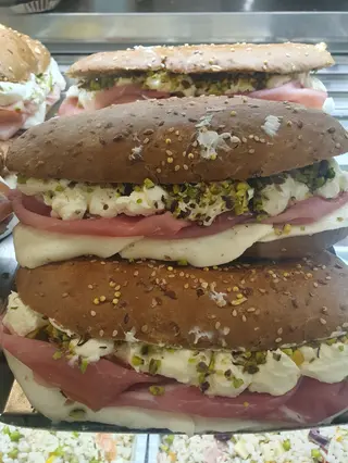 PANINO CON CRUDO, BUFALA, BURRATA, PISTACCHI