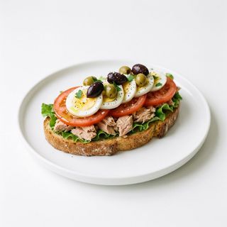 Torrada Mediterranea Atun-Huevo Duro-Lechuga-Tomate-Olivas