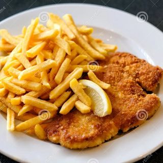 Escalope de Pollo Con Patatas Y Ensalada