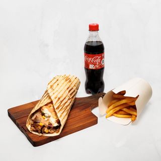 Chicken kebab u tortilji s prilogom i pićem