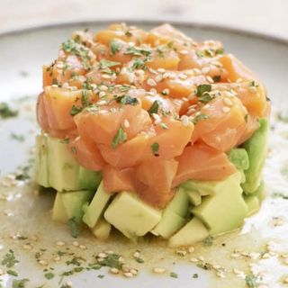 Tartar De Salmón Con Aguacate Y Torta De Anís