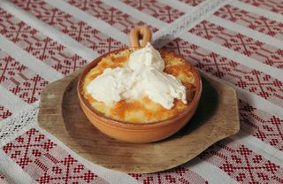 Mămăligă cu brânză și smântână