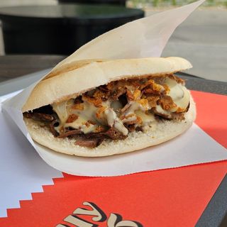 Піта сирна з яловичим кебабом