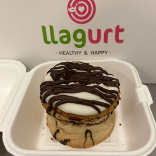 Cinnamon roll amb xocolata