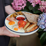 Ochiuri cu pita, bacon, ciuperci, cârnați, fasole 