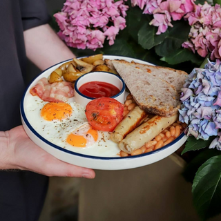 Ochiuri cu pita, bacon, ciuperci, cârnați, fasole 