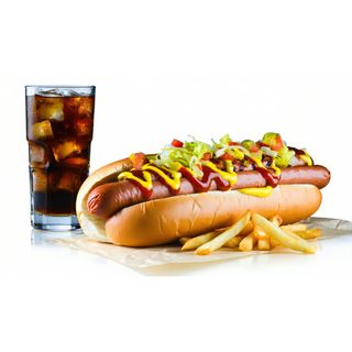 Perrito salchicha asada + papas y bebida