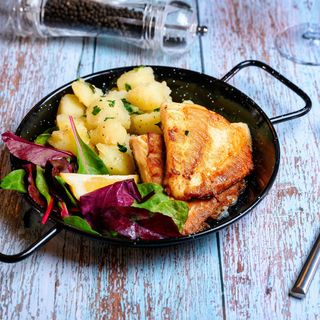 Sturion la plită și cartofi natur