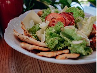 Фірмовий Цезар від Куха зі смаженим курчам та беконом (270g)