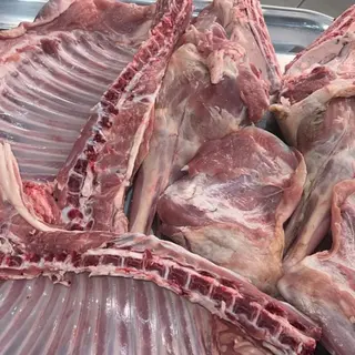 1 kg di agnello a pezzi 