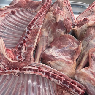 1 kg di agnello a pezzi 