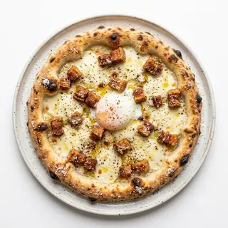 Pizza De Torrezno De Soria Con Huevo Poché