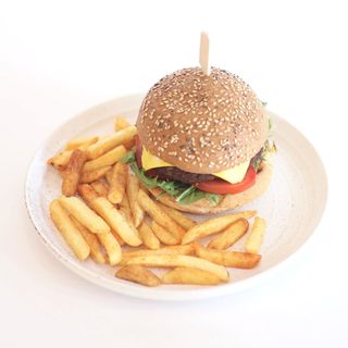 Бургер с говяжьей котлетой