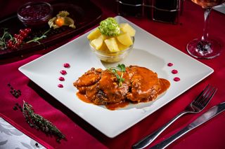 Tocanita piperata cu piure de cartofi